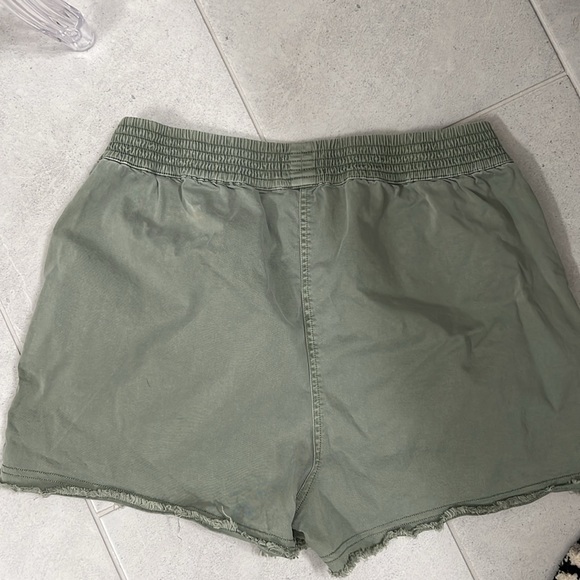 Vineyard Vines shorts - Picture 2 of 2